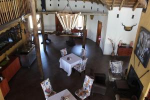 比勒陀利亚Ndlovu Lodge的享有带桌椅的客厅的顶部景色。