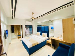 纳威孟买Hotel Vashi Inn的一间带大床的卧室和一间浴室