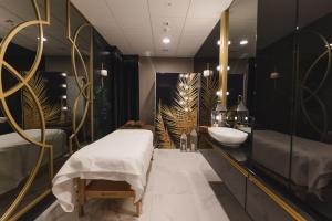 米兹多洛杰特洛法纳康体及SPA酒店的一间带水槽和镜子的浴室