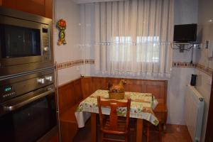 康达Casa Villa Mey的一间带桌子和微波炉的小厨房