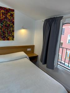 巴拉卡宙斯旅馆的一间卧室设有一张床和一个窗口