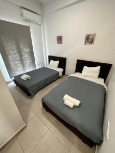 利马索尔Modern City Center Apartment Saripolou 2的小客房内的两张床和毛巾