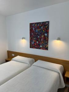 巴拉卡宙斯旅馆的墙上画画的房间里设有两张床