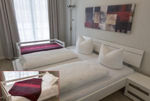 巴尔姆Apartment Residenz am Balmer See Wohnung 44 mit Wellnessbereich的一间卧室配有带白色床单和枕头的床。