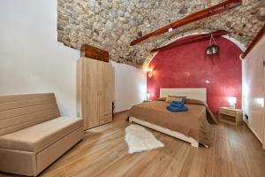 马尔切西内EL VOLT的一间卧室设有一张床和红色的墙壁