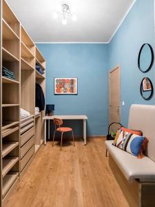 马德里Beautiful Room in Heart of Madrid的一间拥有蓝色墙壁、书桌和沙发的客房