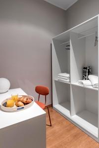 马德里Beautiful Room in Heart of Madrid的一间白色的厨房,在柜台上放有盘子的食物