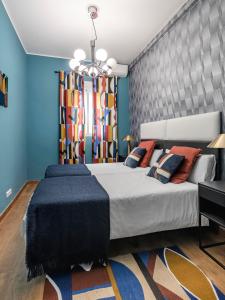 马德里Beautiful Room in Heart of Madrid的一间卧室设有一张蓝色墙壁的大床