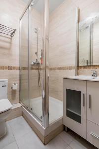 马德里Beautiful Room in Heart of Madrid的带淋浴、卫生间和盥洗盆的浴室