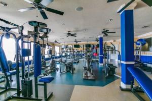 休斯顿Modern Condo near Texas Medical Center w Free Parking的健身房设有数台跑步机和有氧运动器材