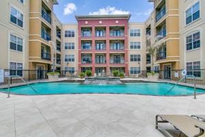 休斯顿Modern Condo near Texas Medical Center w Free Parking的建筑前带游泳池的庭院