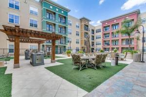 休斯顿Modern Condo near Texas Medical Center w Free Parking的一个带桌椅的庭院和建筑