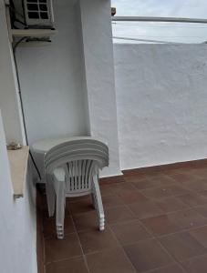 奇克拉纳－德拉弗龙特拉APARTAMENTO EN LOS GALLOS的白色长凳,坐在窗户的房间