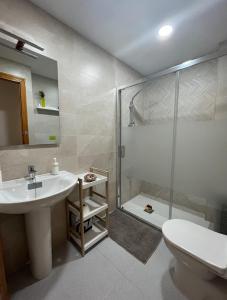 奇克拉纳－德拉弗龙特拉APARTAMENTO EN LOS GALLOS的带淋浴、盥洗盆和卫生间的浴室