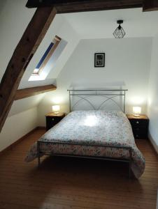 SarceauxLa Ferme de Frévan的阁楼卧室配有床