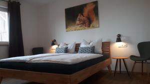 腓特烈港Hof Schütterle的卧室配有一张壁画床。