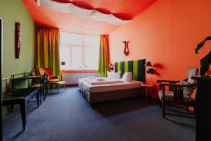 德累斯顿拉拉鲁德累斯顿旅舍的酒店客房设有床和窗户。