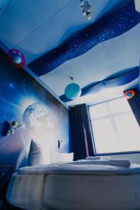 德累斯顿拉拉鲁德累斯顿旅舍的一间设有窗户的宇航员主题卧室