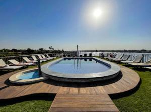 卢克索Premium Nile Cruise Luxor To Aswan 4Nights started from luxor 3 Nights started from Aswan的一个带躺椅的游泳池和一个大型游泳池