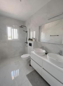 圣乔治Celebrate Life's Precious Moments at Can Saca!的白色的浴室设有2个盥洗盆和1个卫生间。