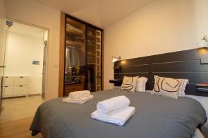 贝尔格莱德GARDOS BAUHAUS Apartment的一间卧室配有一张大床和毛巾