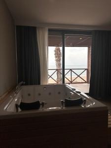 基兹洛特Adora Calma Beach Hotel Adults Only的大型海景浴缸
