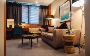 法恩伯勒艾薇塔酒店的客厅配有沙发和桌子