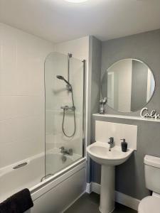 德比Stylish 2 Bed Apartment Derby的带淋浴、盥洗盆和镜子的浴室
