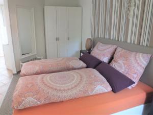 施特龙贝格Ferienwohnung Freyas Walderlebnis的一间卧室配有两张粉红色棉被的床