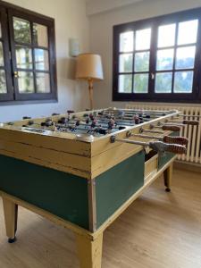 福米加尔提洛尔酒店的客房内的大型木制桌上足球