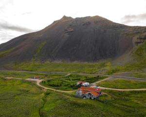 SnæfellsbærÖXL Snæfellsnes的山前道路上的房屋