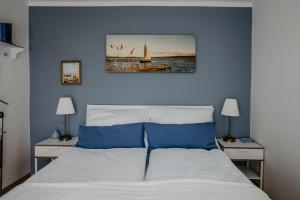 布雷滕布鲁恩Das kleine Haus的一间卧室配有一张带蓝色墙壁的大床