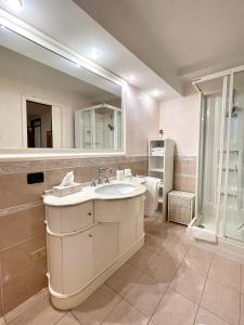 特雷梅佐Casa Fantasia的一间带水槽、镜子和淋浴的浴室
