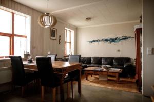 SnæfellsbærÖXL Snæfellsnes的客厅配有沙发和桌子
