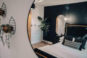 伯明翰Penthouse Noir - Wyndale Living - Central BHam 2BR的一间卧室配有一张带大镜子的床
