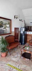 阿托吉亚达巴莱亚Alojamento Dona Inês de Castro的带沙发和冰箱的客厅