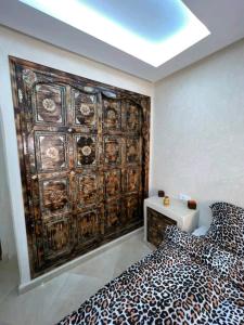 阿加迪尔Les jardins berbères d'Agadir的客房设有一张带床的大型木墙