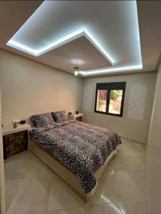 阿加迪尔Les jardins berbères d'Agadir的一间卧室配有床和带灯的天花板