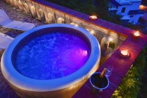 阿马尔菲Villa Nina Amalfi的周围设有灯光的大型蓝色浴缸