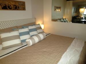 East EndLuxury Beachfront King Suite on Sapphire Beach II的一间卧室配有带枕头的床
