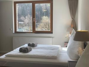 安特特泽Wunderschöne Wohnung am See mit Sauna & Whirlpool的一间卧室配有带毛巾的床