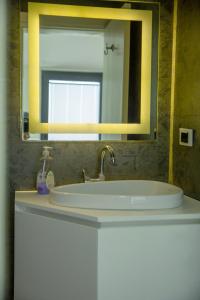 库萨达斯Duplex Loft mit Panorama Seaview的浴室设有白色水槽和镜子
