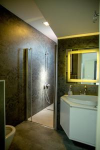 库萨达斯Duplex Loft mit Panorama Seaview的带淋浴、浴缸和盥洗盆的浴室