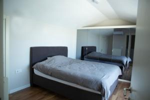 库萨达斯Duplex Loft mit Panorama Seaview的一间卧室配有一张床和镜子