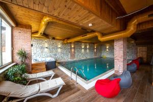 伏罗拉Aerial Hotel & Spa的一座设有浴缸的建筑中的游泳池