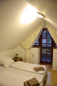 旧柳博夫尼亚Penzión Dinda的带窗户的客房内的两张床
