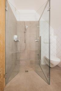 费尔德基希Hotel Bären的浴室里设有玻璃门淋浴