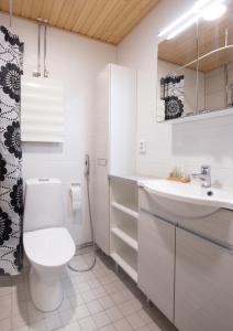 罗瓦涅米First Aparthotel Dasher的白色的浴室设有卫生间和水槽。