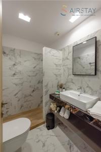 斯巴达Zed Smart Property by Airstay的白色的浴室设有水槽和卫生间。