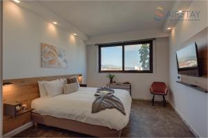 斯巴达Zed Smart Property by Airstay的一间卧室配有一张大床和电视
